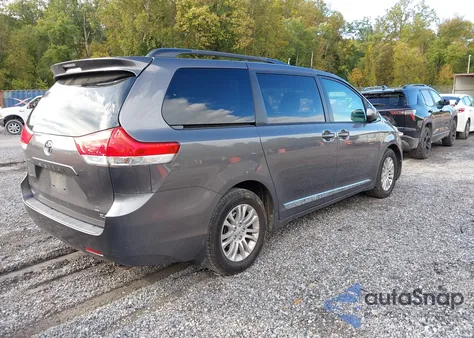 2011 Toyota Sienna Xle V6 z USA, uszkodzony, nr VIN 5TDYK3DC4BS144573